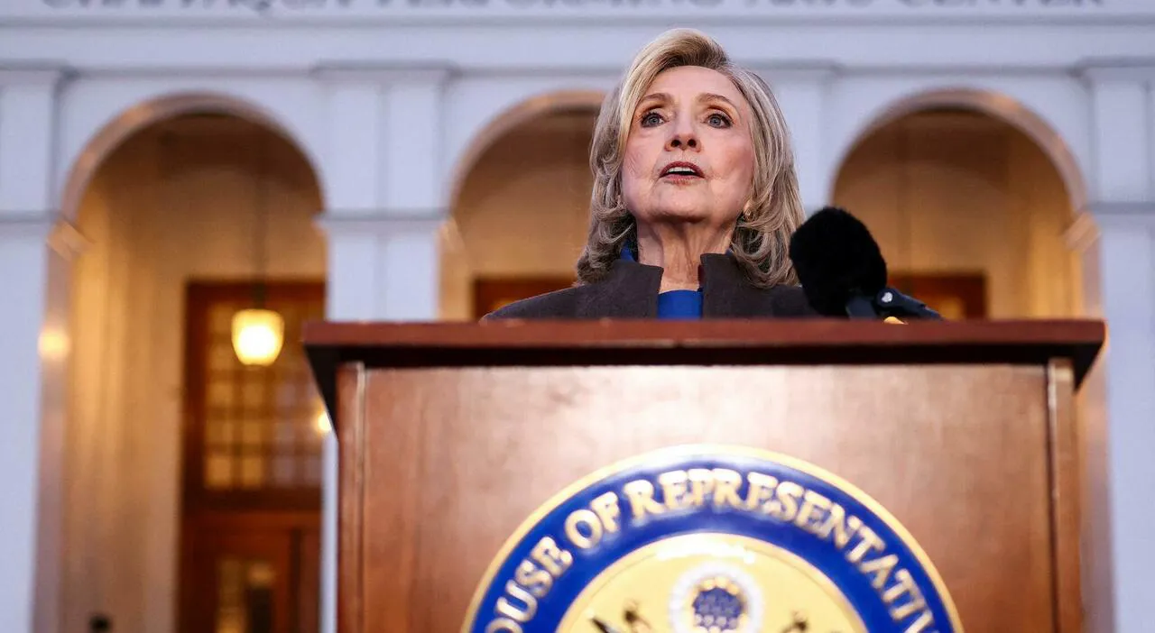 Hillary Clinton nega legami con Epstein e chiede audizione per Trump Hillary Clinton nega legami con Epstein e chiede audizione per Trump
