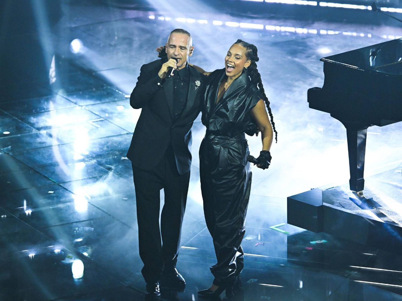 Sanremo 2026, Eros Ramazzotti scherza sul guasto audio durante il duetto con Alicia Keys