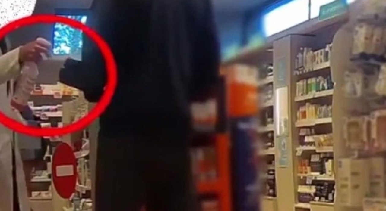 Rapina in farmacia a Verona, si consegna alla polizia per finire in carcere