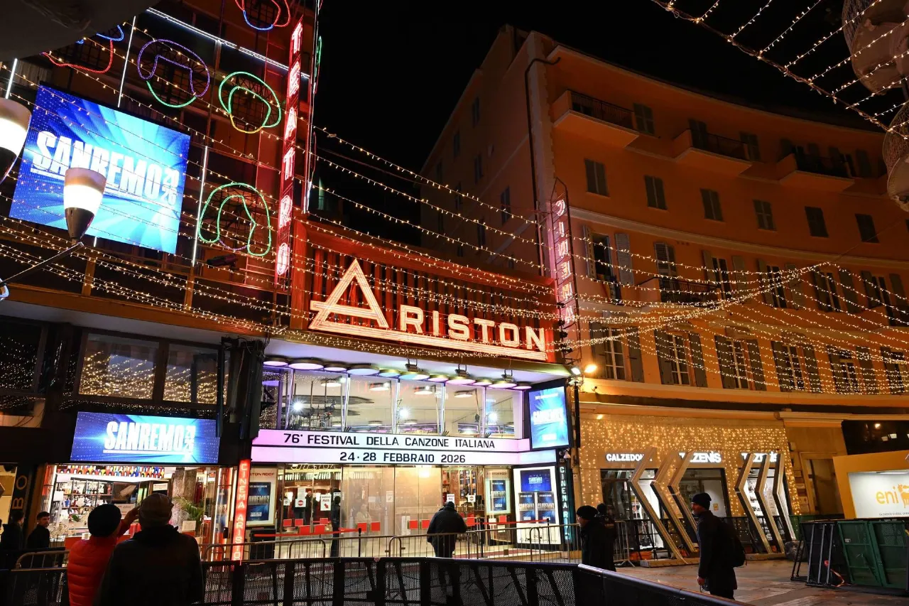 Sanremo 2026, duetti e cover della quarta serata all