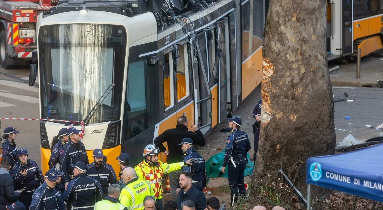 Milano, video del tram 9 che deraglia e si schianta contro un palazzo, un morto e decine di feriti Milano, video del tram 9 che deraglia e si schianta contro un palazzo, un morto e decine di feriti