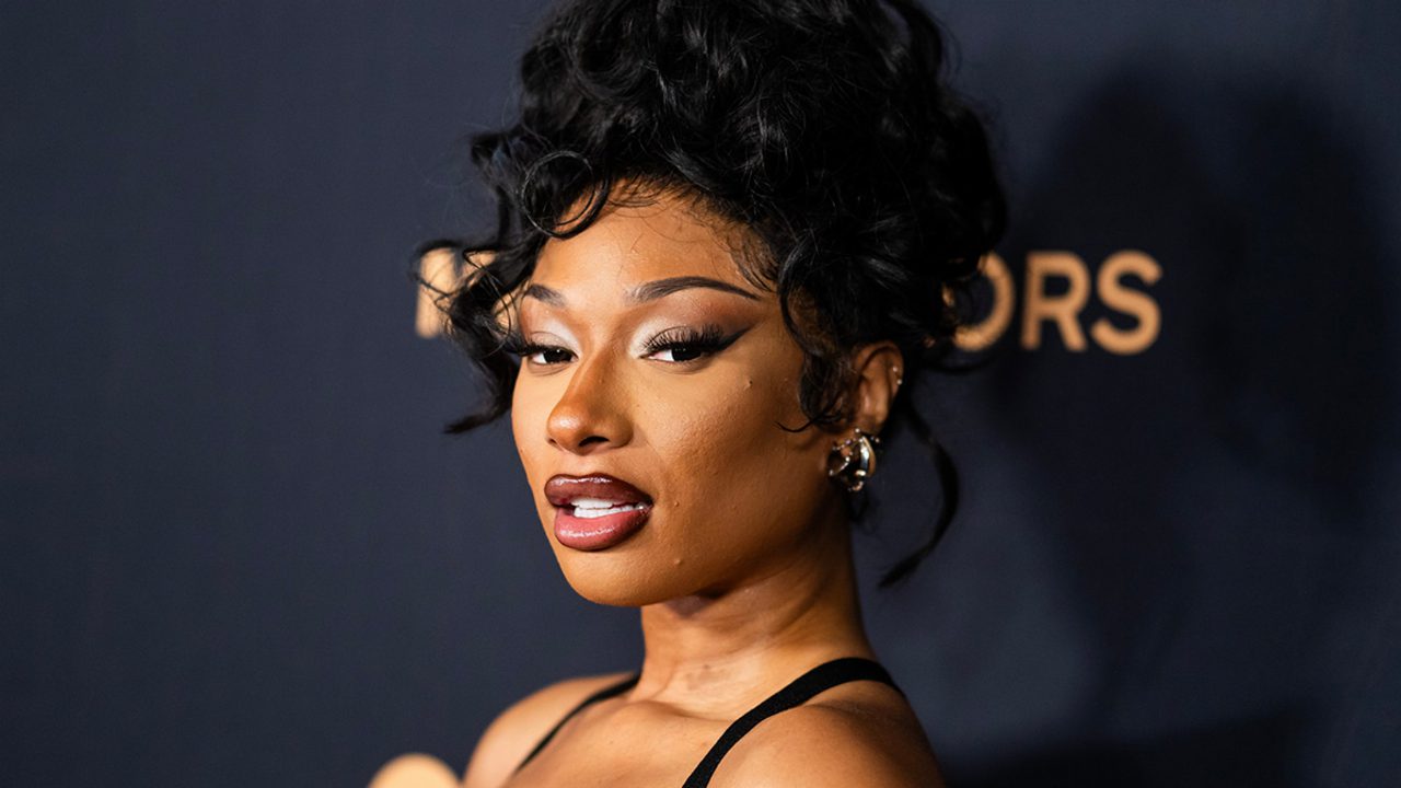 Megan Thee Stallion prova un abito Roberto Cavalli e anticipa il look per i prossimi eventi Megan Thee Stallion prova un abito Roberto Cavalli e anticipa il look per i prossimi eventi