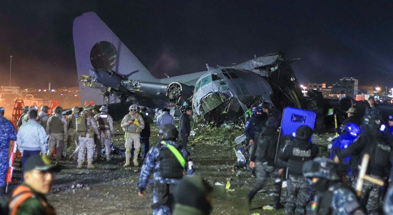 Aereo militare si schianta a El Alto e disperde denaro tra le auto almeno 20 morti