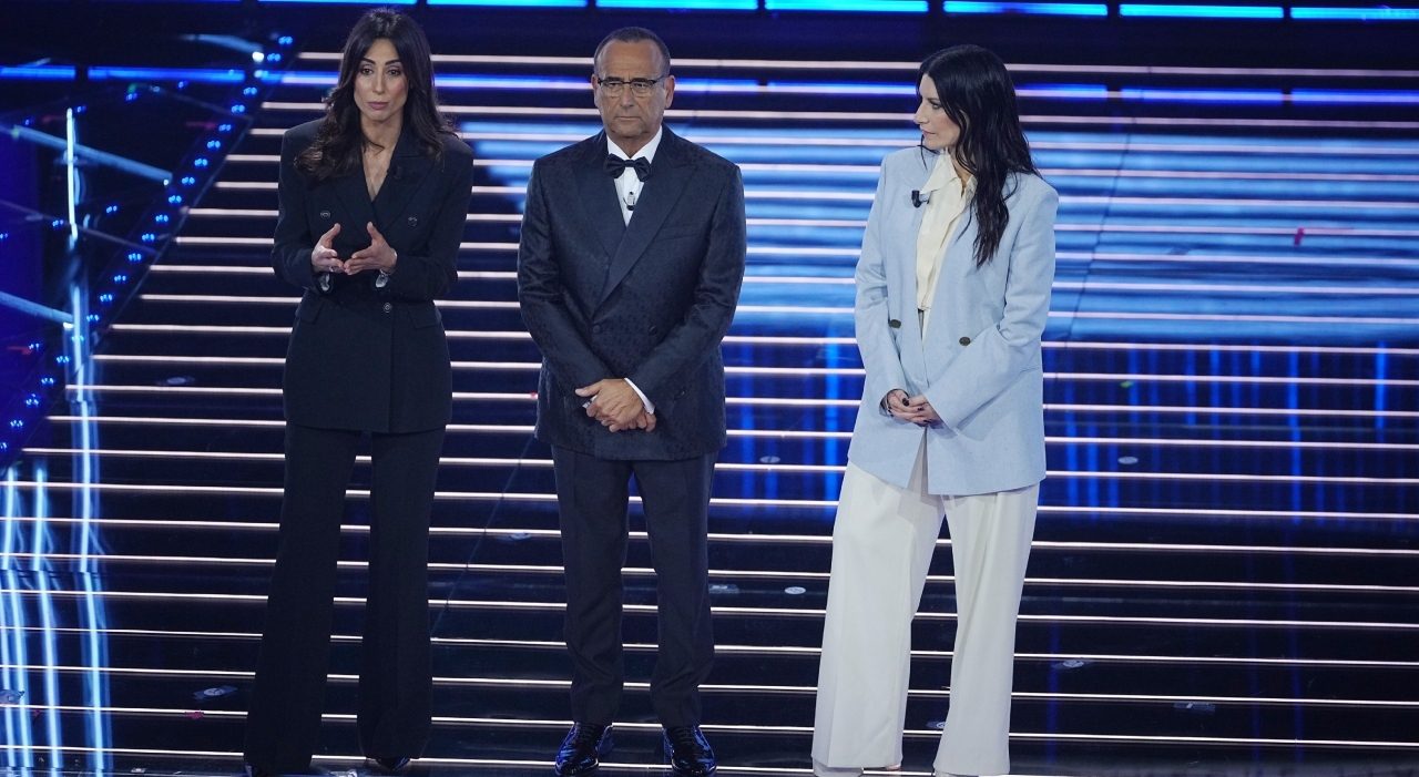 Sanremo, appello per la pace in apertura della finale con Carlo Conti, Giorgia Cardinaletti e Laura Pausini Sanremo, appello per la pace in apertura della finale con Carlo Conti, Giorgia Cardinaletti e Laura Pausini