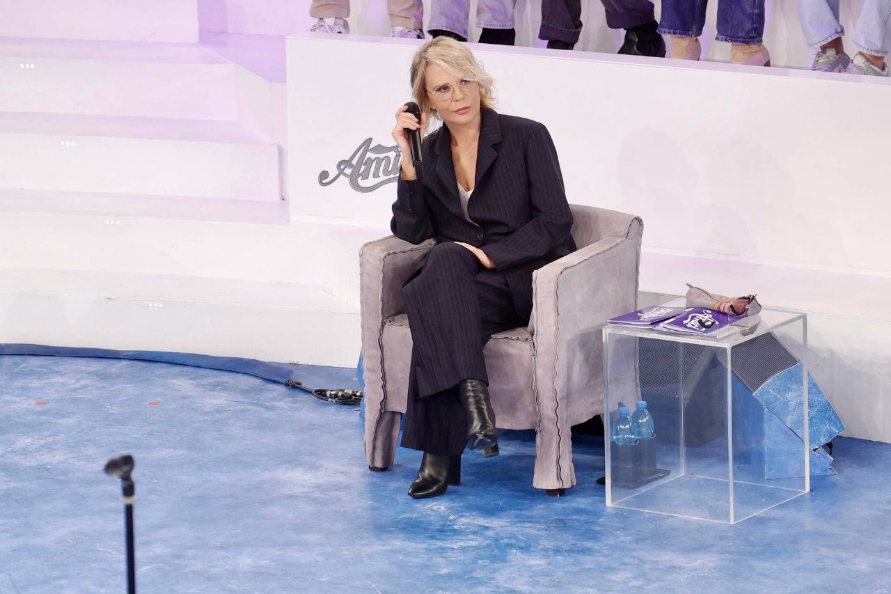 Amici 2025 1 marzo su Canale 5 ospiti e sfide verso il serale