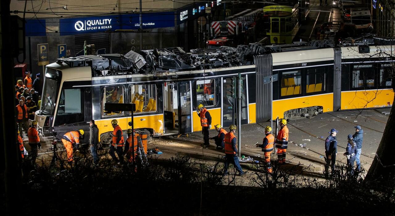 Tram deragliato a Milano, malore dell