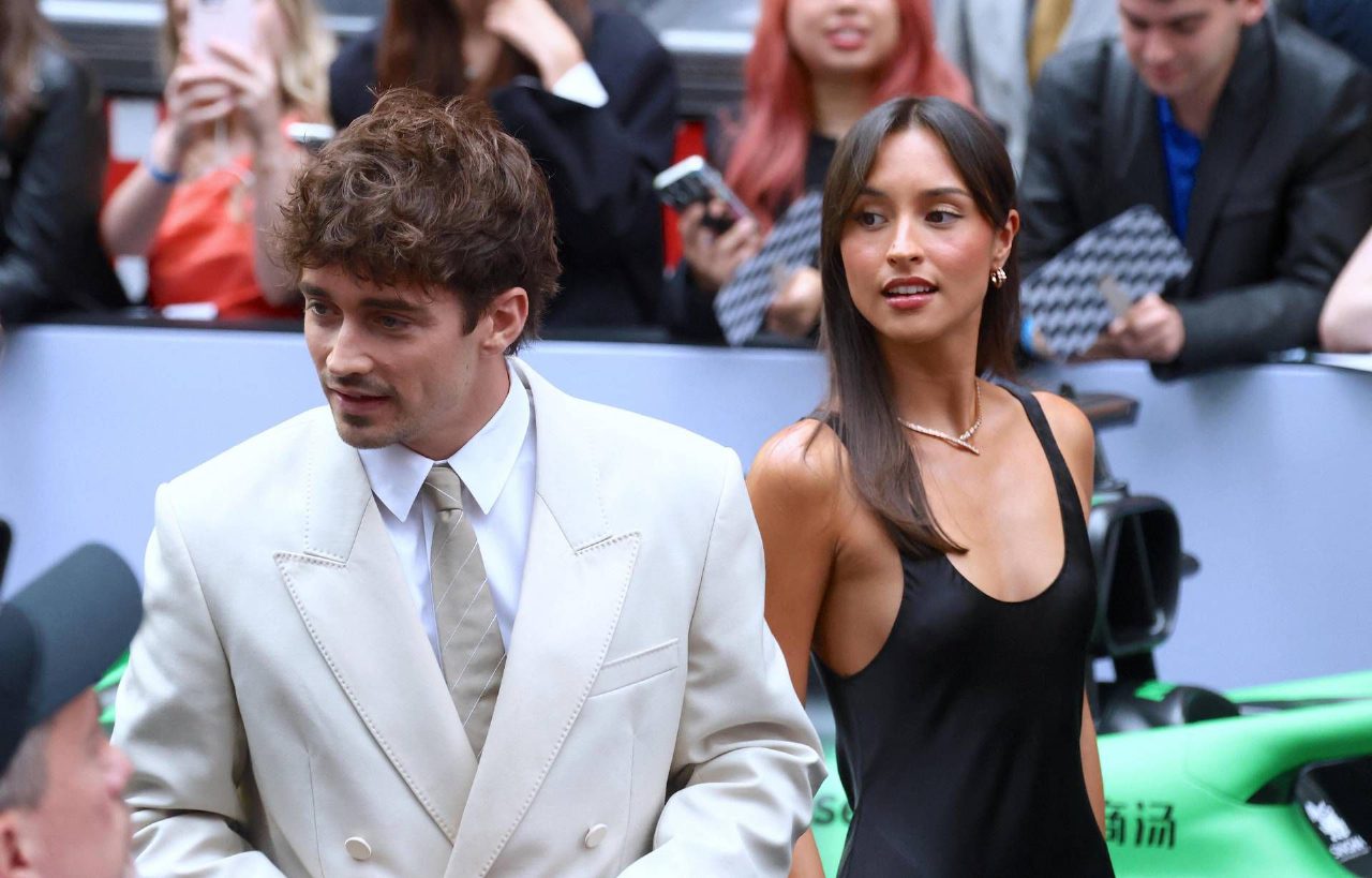 Charles Leclerc e Alexandra Saint Mleux sposi a Montecarlo, nozze civili e arrivo in Ferrari d