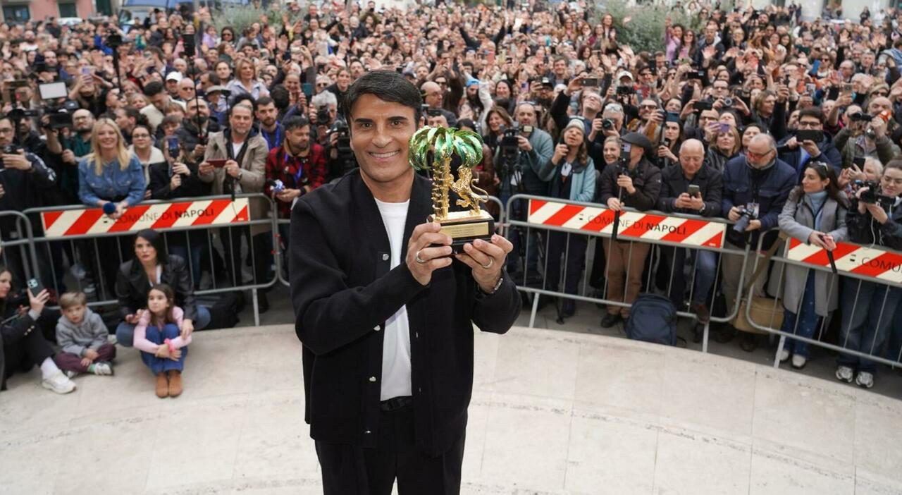 Sal Da Vinci festeggia a Napoli dopo Sanremo tra fan, musica e partita benefica