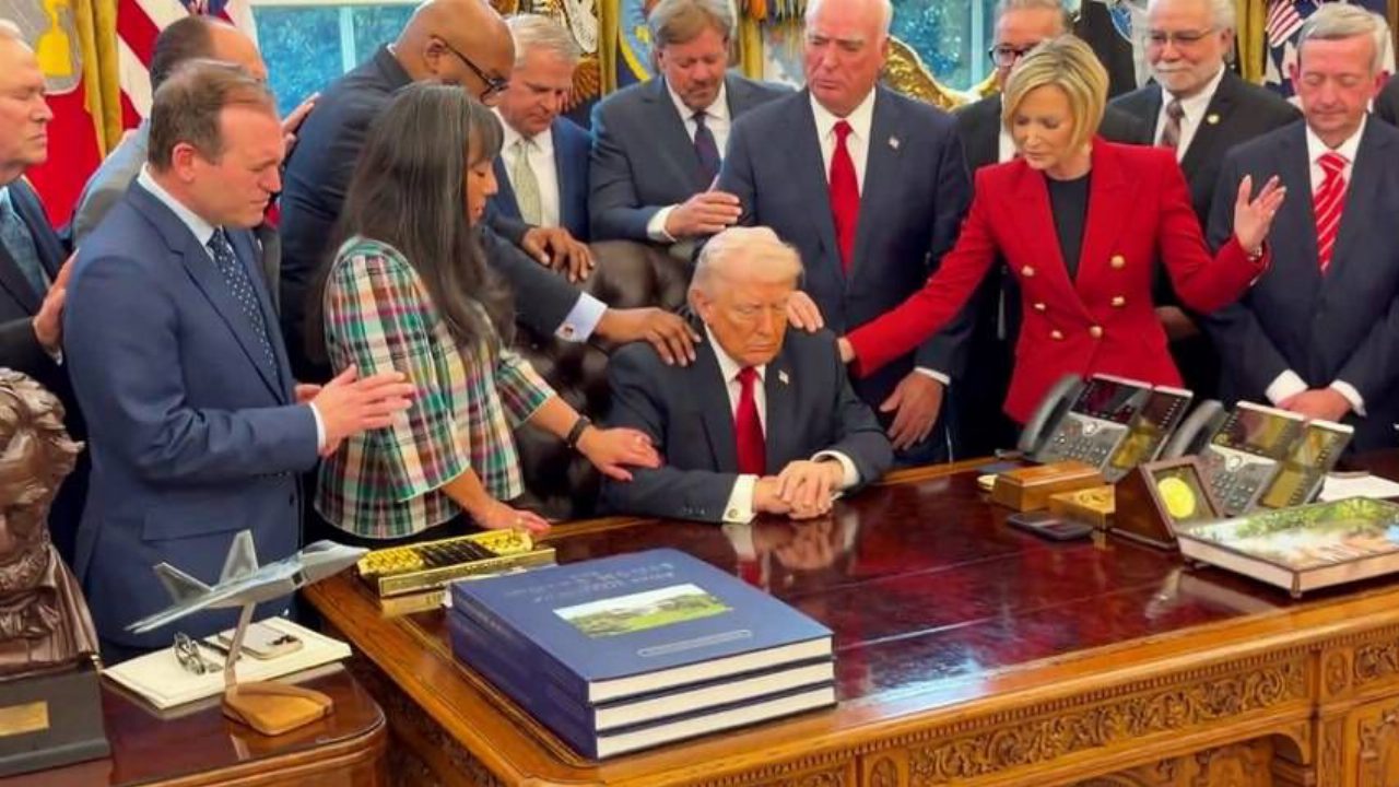 Trump alla Casa Bianca, la preghiera nello Studio Ovale diventa virale