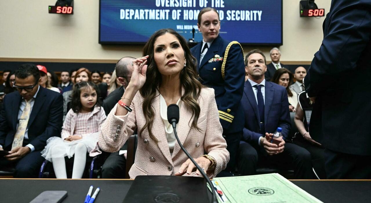 Kristi Noem rimossa da Trump dopo il caso dei jet di lusso comprati con fondi per deportazioni