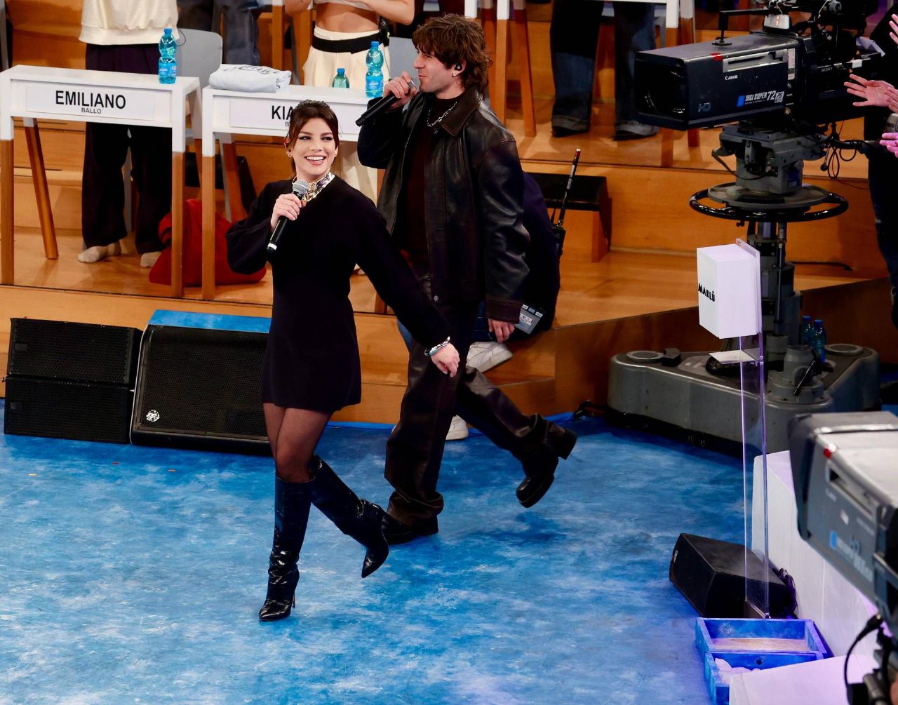 Amici 25, Emma e Rkomi ospiti della puntata dell