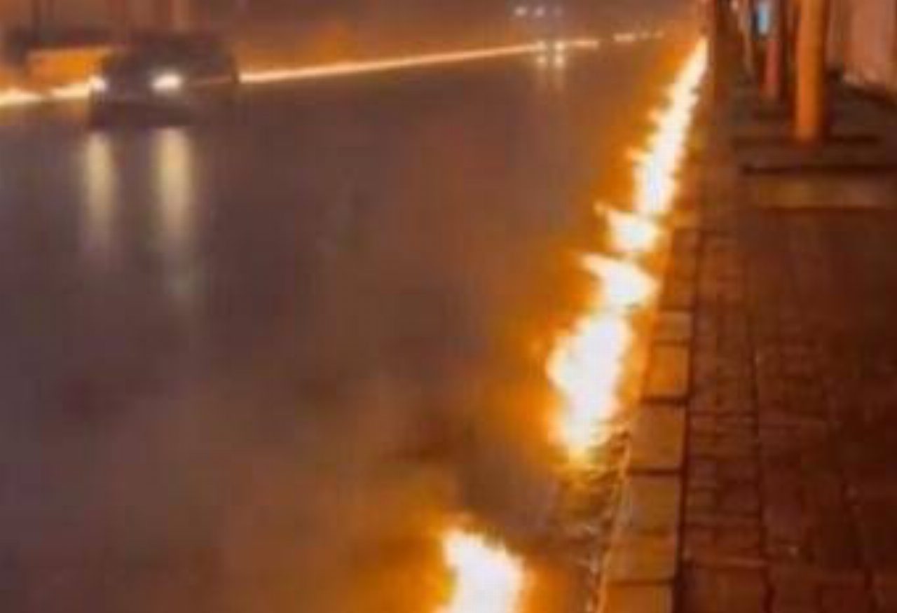 Raid sulle raffinerie a Teheran, petrolio nelle fogne e strade in fiamme