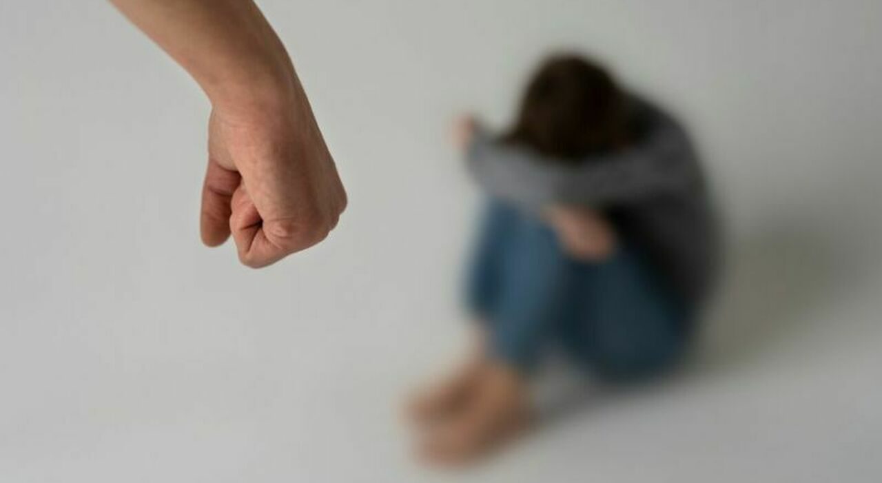 Giugliano, trascina la compagna fuori dalla discoteca e la picchia davanti al locale