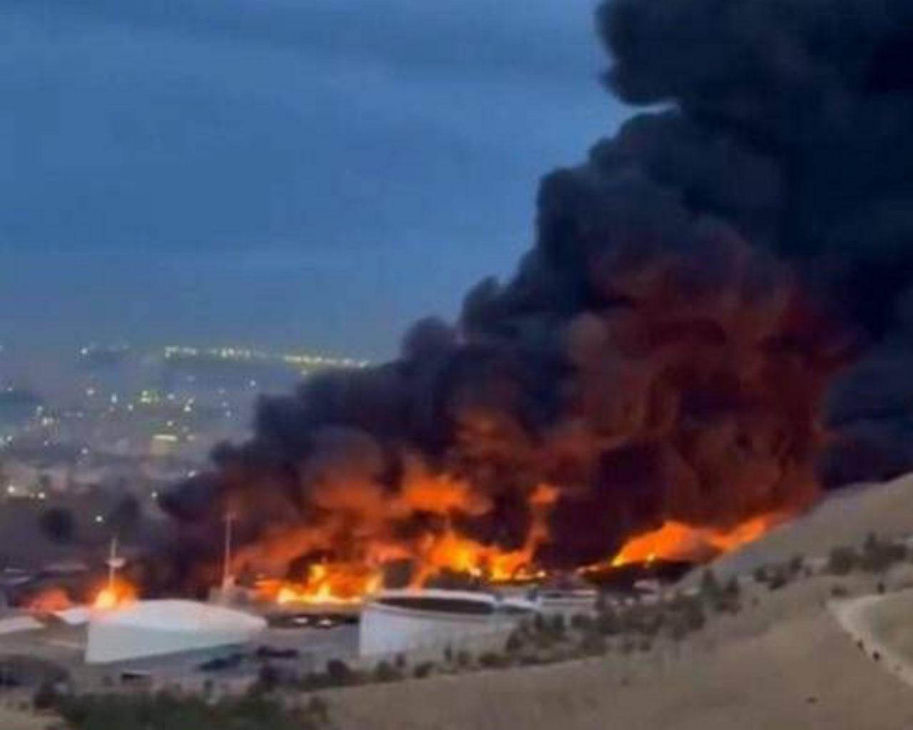 Petrolio oltre 100 dollari dopo raid israeliani in Iran, Trump critica Israele Petrolio oltre 100 dollari dopo raid israeliani in Iran, Trump critica Israele