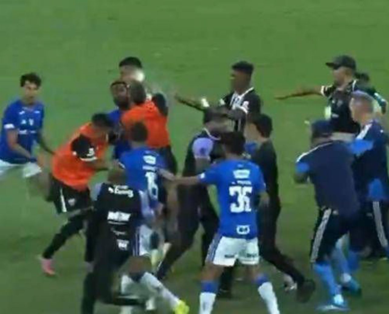 Brasile, rissa nel derby Cruzeiro-Atletico Mineiro: 23 espulsioni dopo il caos finale Brasile, rissa nel derby Cruzeiro-Atletico Mineiro: 23 espulsioni dopo il caos finale
