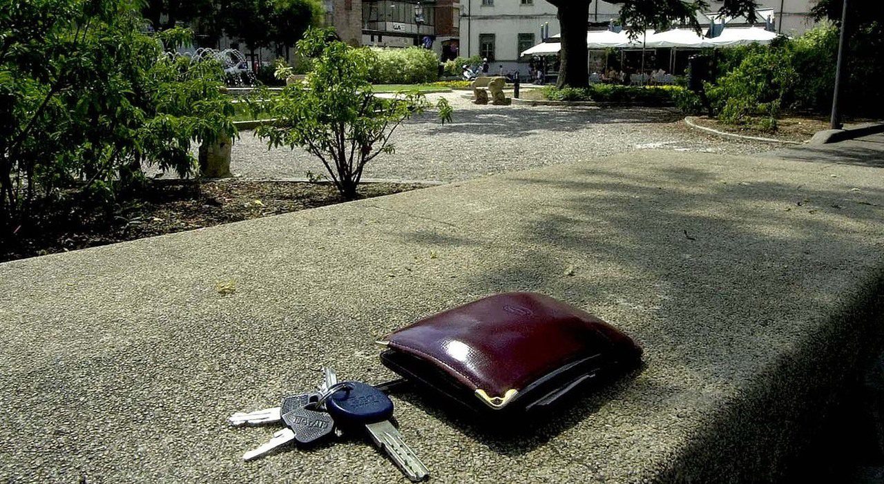 Perde il portafoglio con 500 euro, due sconosciuti lo trovano e lo riportano a casa Perde il portafoglio con 500 euro, due sconosciuti lo trovano e lo riportano a casa