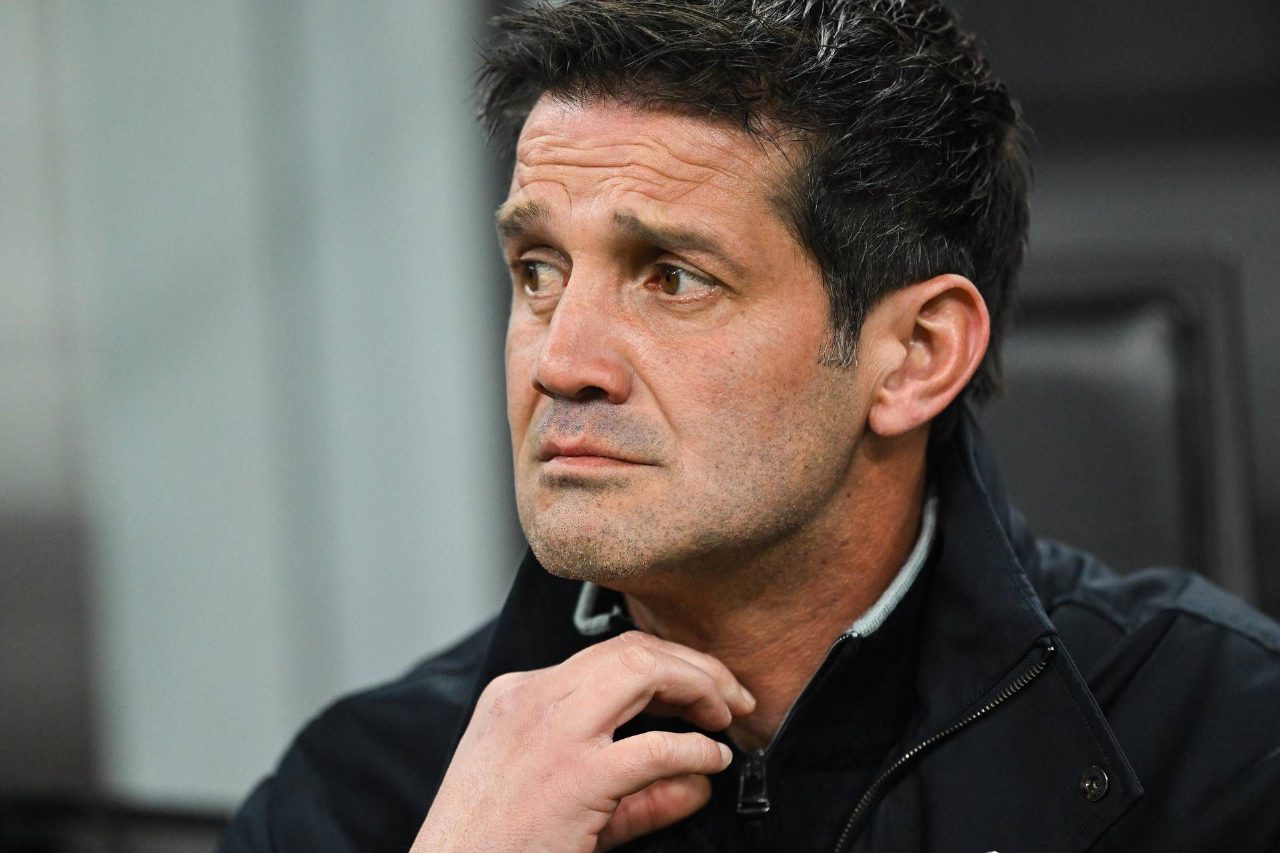 Inter, proteste di Chivu per il tocco di mano di Ricci nel derby perso col Milan Inter, proteste di Chivu per il tocco di mano di Ricci nel derby perso col Milan