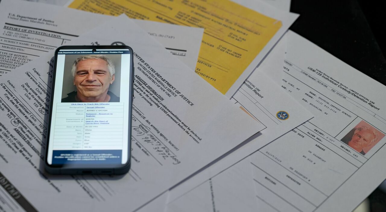 Jeffrey Epstein, ricerche su Google e versamenti sospetti della guardia prima della morte Jeffrey Epstein, ricerche su Google e versamenti sospetti della guardia prima della morte