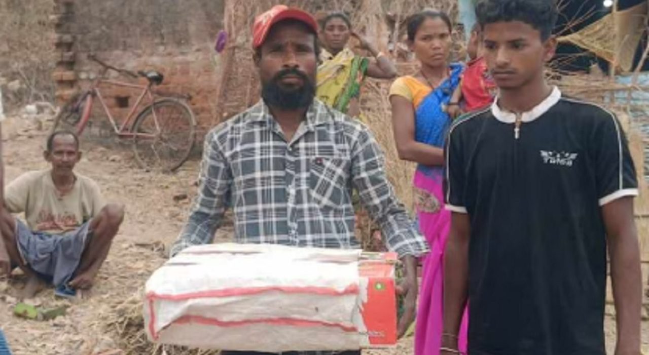 Padre cammina venti chilometri con il neonato morto in una scatola dopo il rifiuto dell