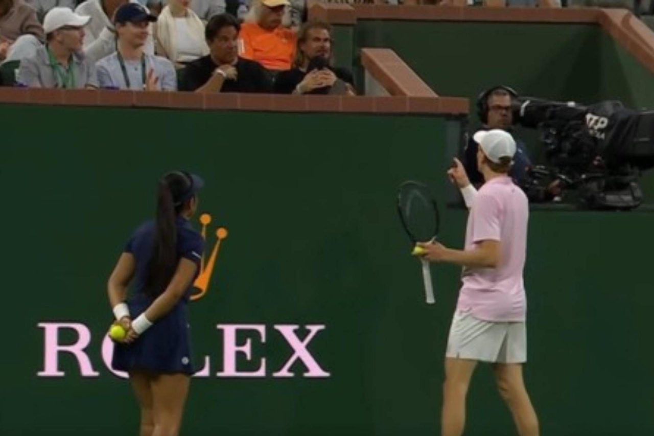 Sinner richiama il pubblico a Indian Wells durante il match con Fonseca