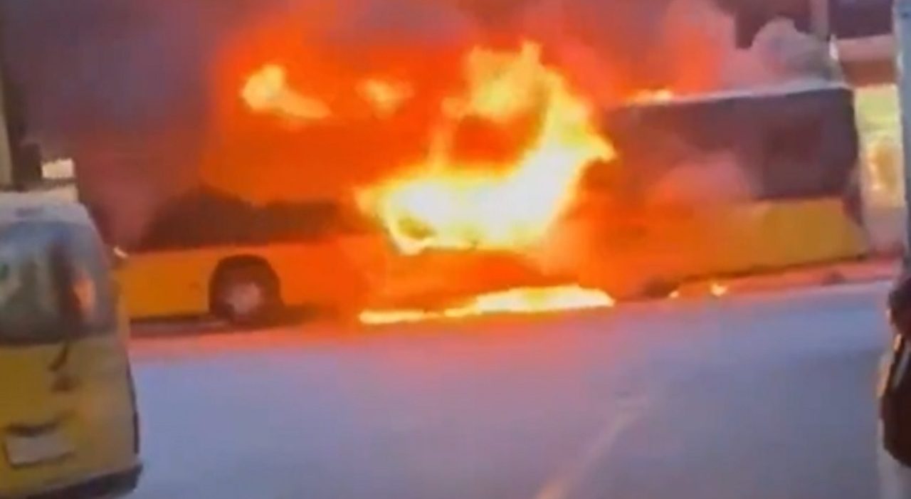 Bus in fiamme a Kerzers, almeno 6 morti dopo il rogo su un autopostale