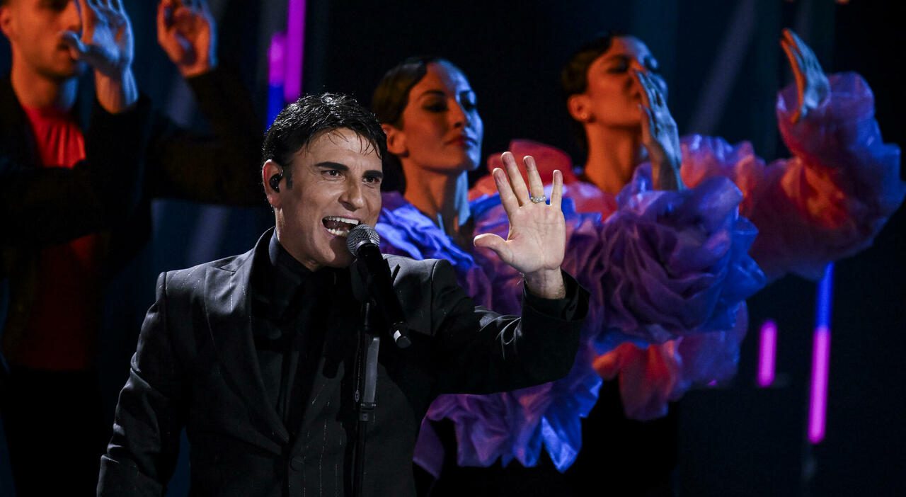 Sal Da Vinci vicino alla famiglia di Domenico Caliendo dopo la morte del bambino