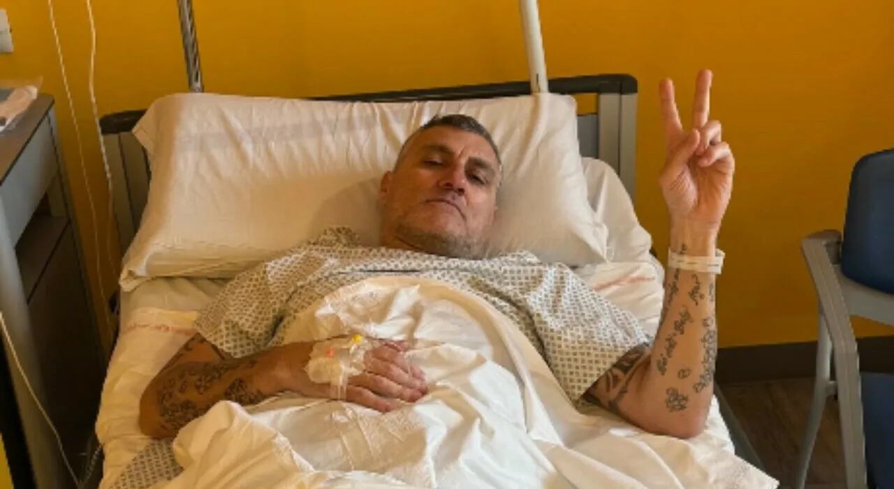Christian Vieri operato al ginocchio, rimosso un frammento osseo. La foto dall