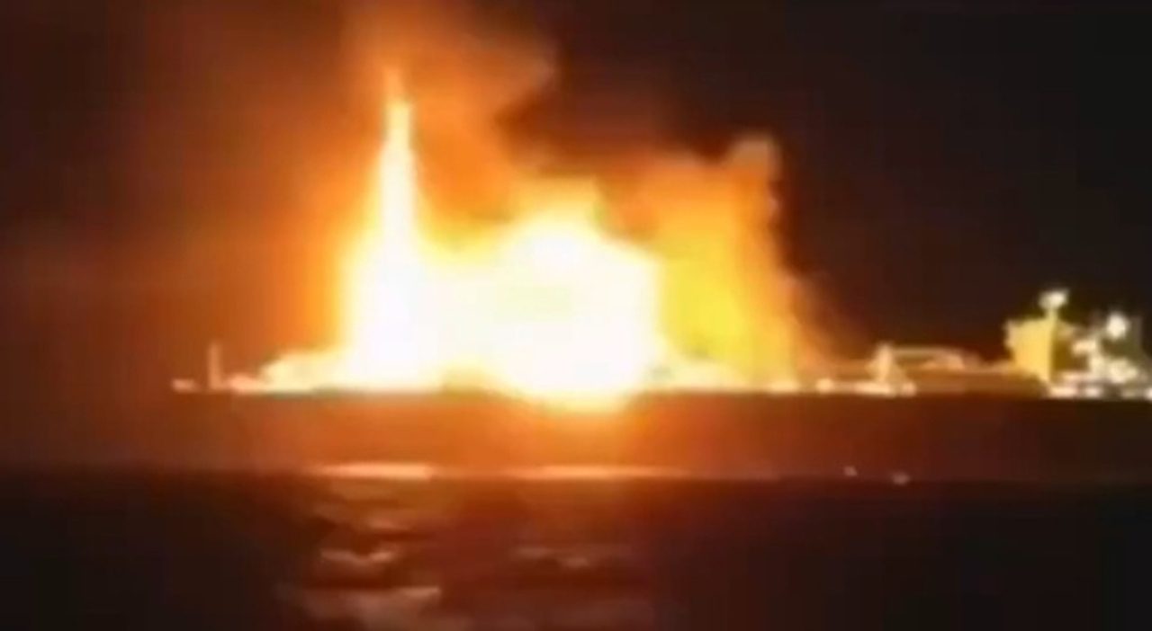 Petroliera russa alla deriva verso Lampedusa, timori per il carico di gas e carburante