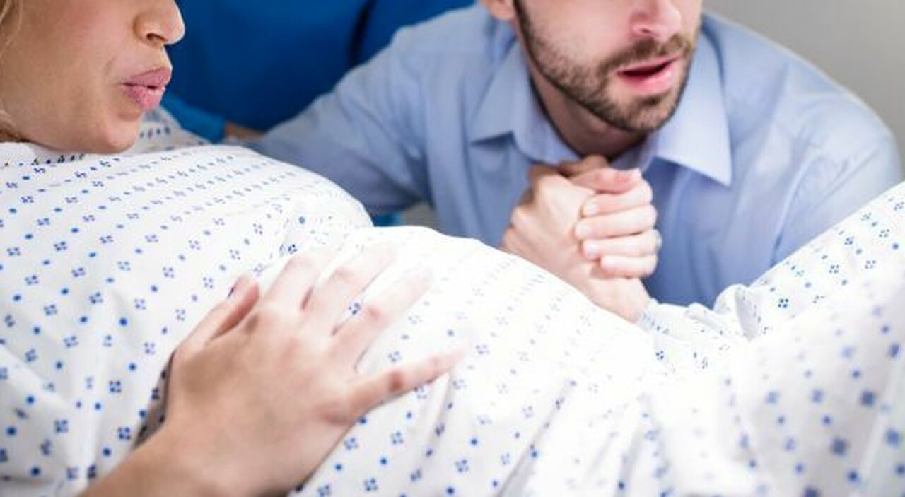 Parto in ospedale senza ostetrica, il padre fa nascere il figlio all