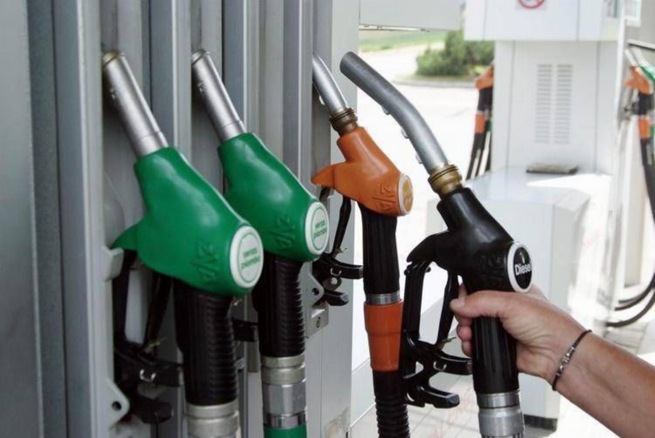 Carburanti in aumento, gasolio self service oltre 2 euro con il petrolio sopra i 100 dollari