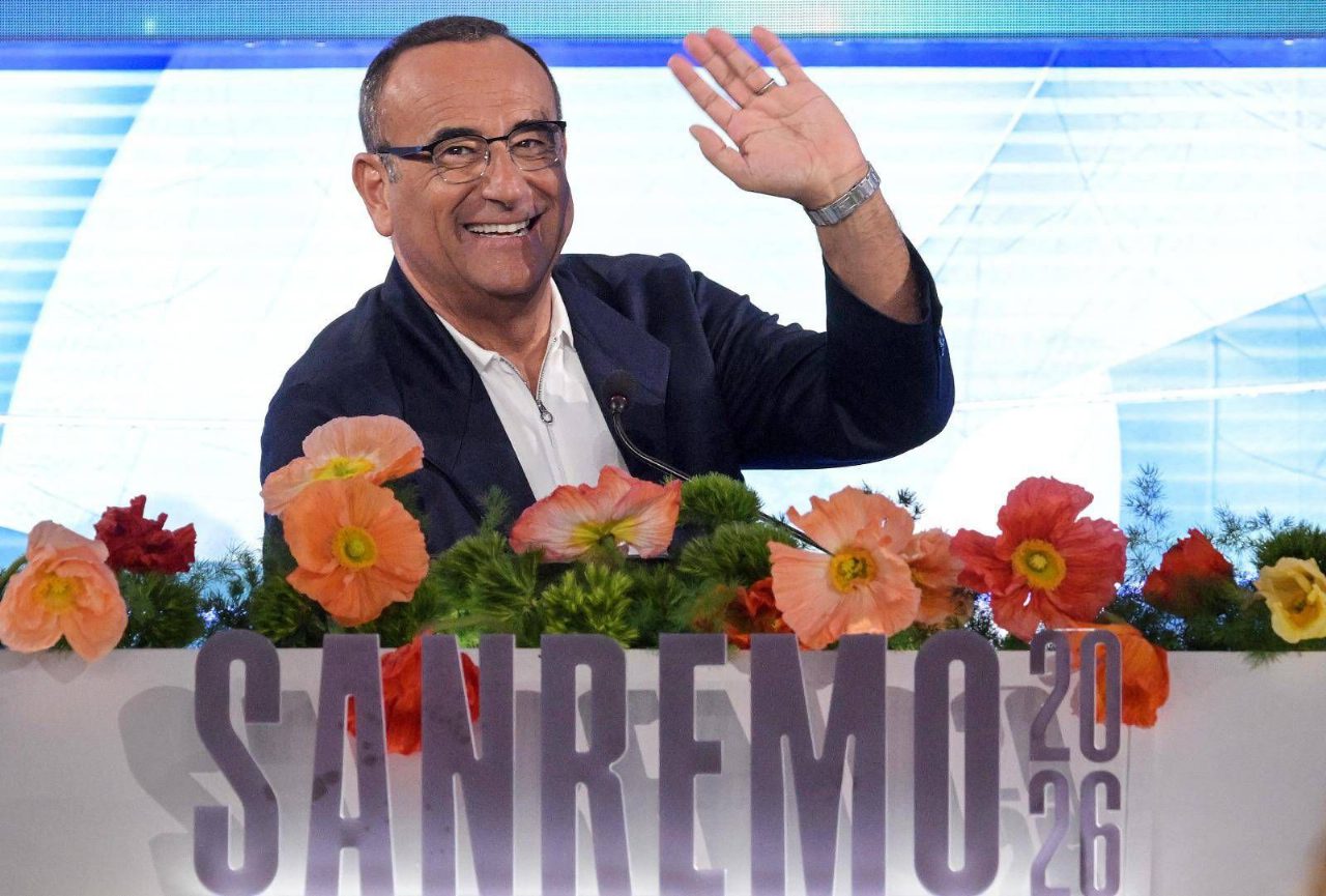 Carlo Conti compie 65 anni dopo il successo del Festival di Sanremo