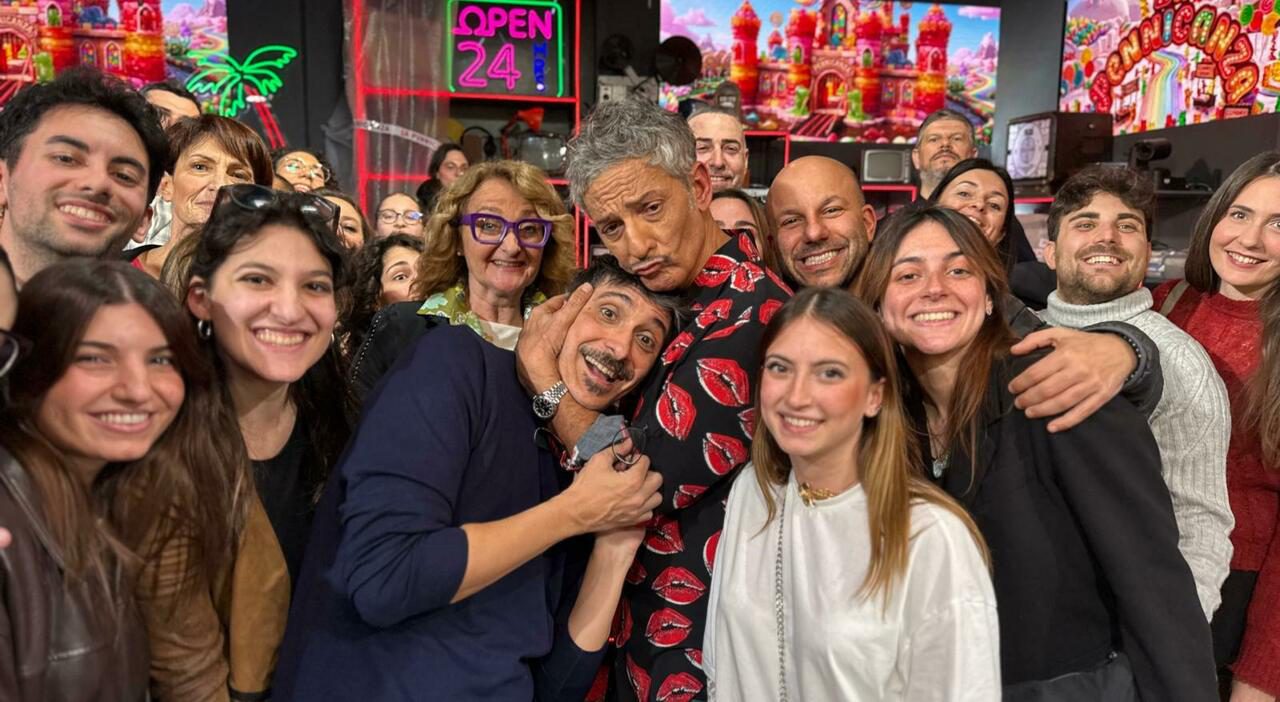 Carlo Conti punge Mediaset e difende la diretta mentre Fiorello racconta il caso Travolta a Sanremo