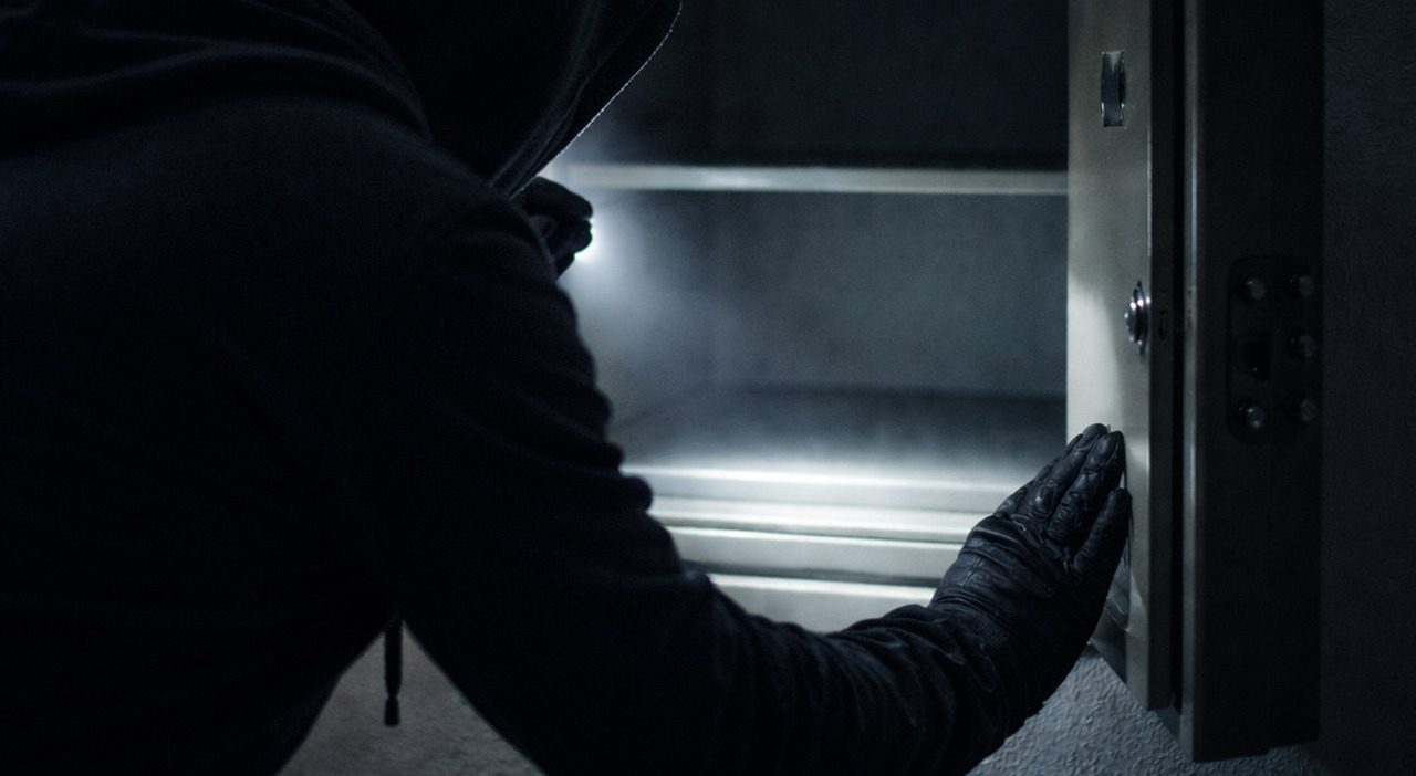 Rapina in villa a Pavia, cassaforte vuota scatena la violenza dei ladri