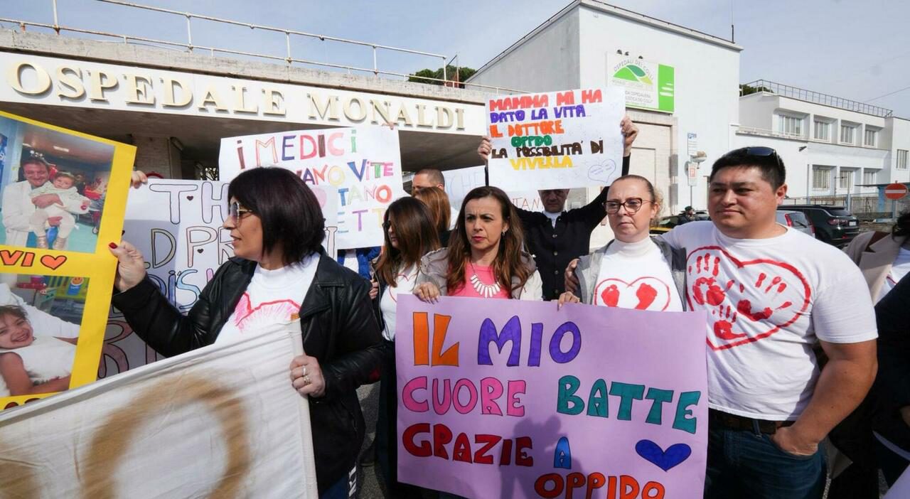 Napoli, genitori di bambini cardiopatici al Monaldi per difendere il cardiochirurgo Guido Oppido