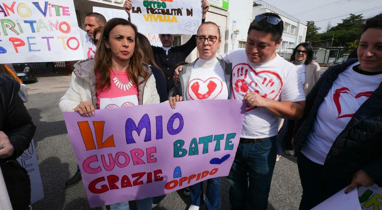 Sit-in al Monaldi per Guido Oppido, la famiglia di Domenico Caliendo attacca i genitori Sit-in al Monaldi per Guido Oppido, la famiglia di Domenico Caliendo attacca i genitori