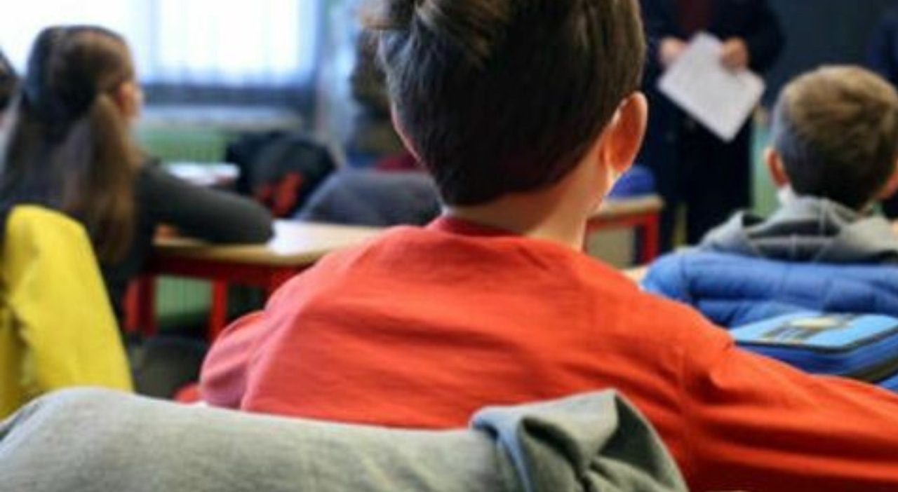 Undicenne con autismo riportato alle elementari dopo il Tar, la madre protesta per la decisione