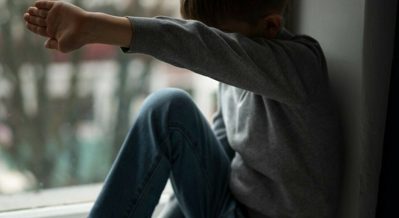 Richiesti sedici anni di carcere per la madre che abusava del figlio a Latina