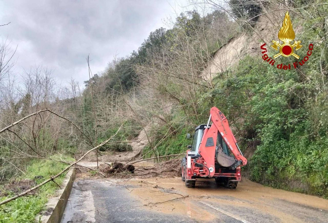 Maltempo in Calabria tra frane e allagamenti, crolla parte di una scuola nel Vibonese