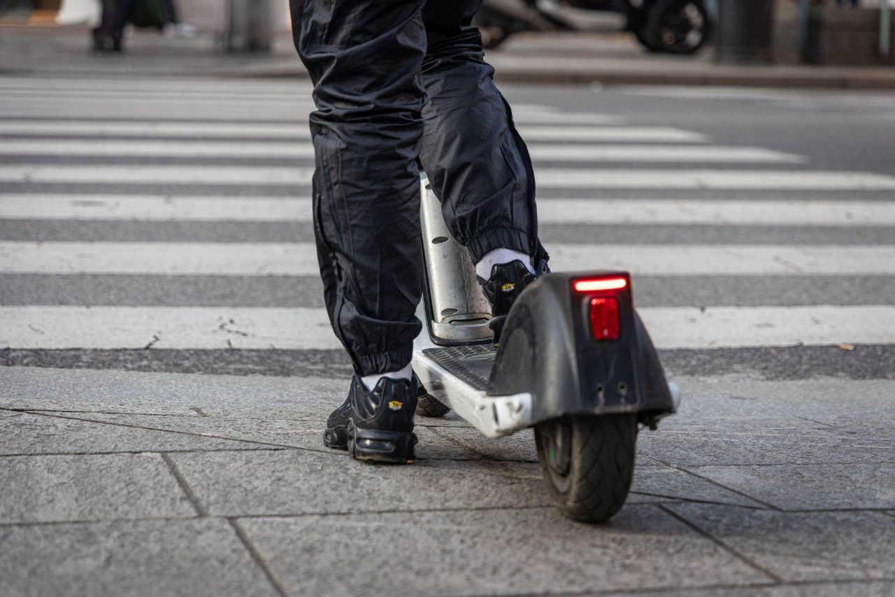 Monopattini, obbligo di targa e assicurazione dal 16 maggio 2026