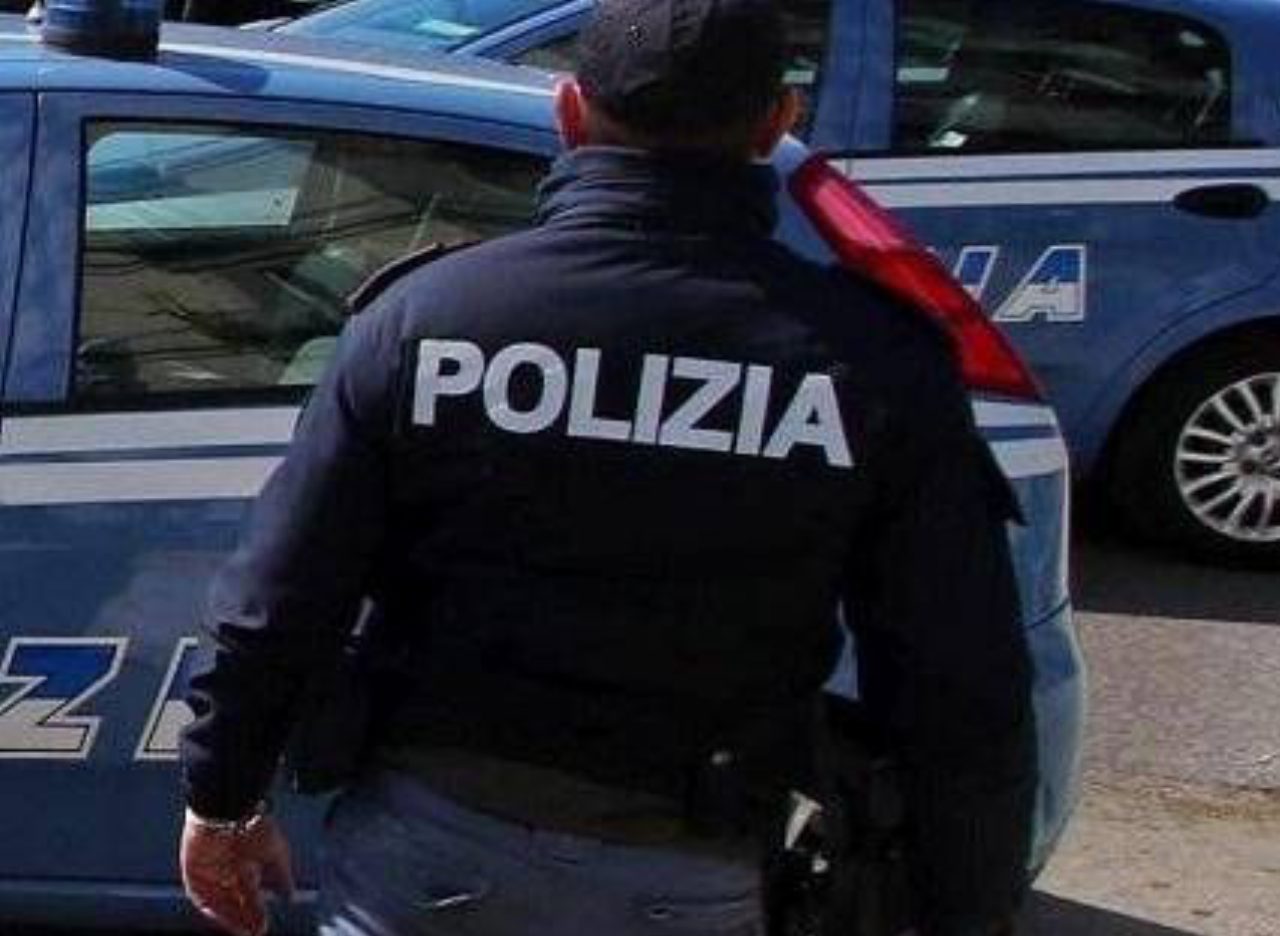 Femminicidio a Bergamo, uccisa in casa a coltellate: arrestato il marito