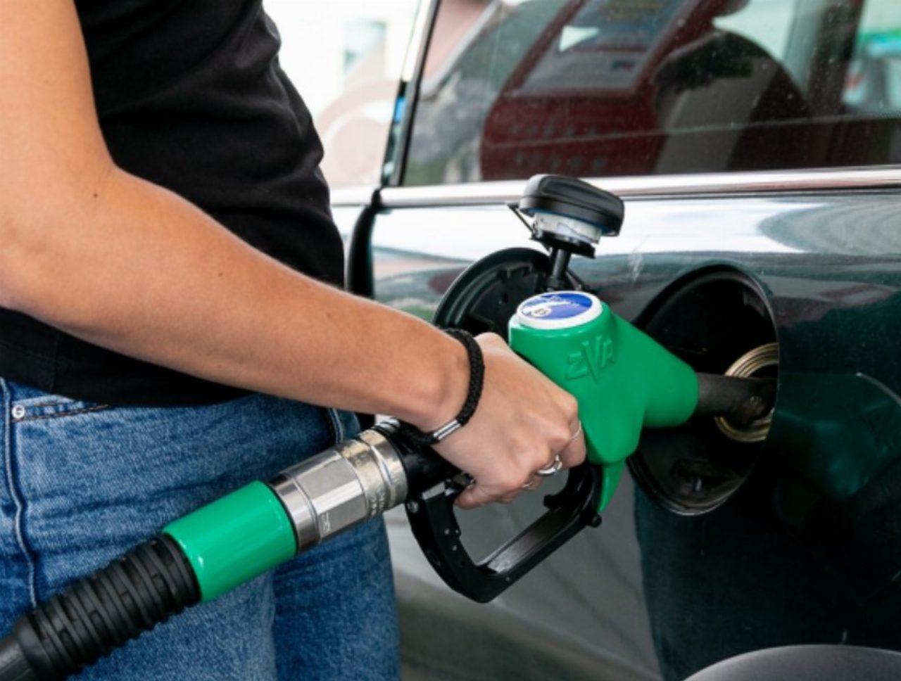 Decreto carburanti, taglio accise e controlli sui prezzi per frenare i rincari