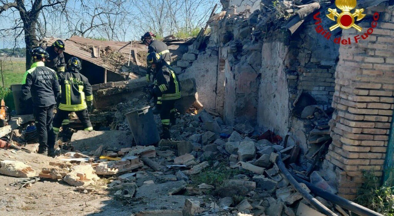Crollo al Parco degli Acquedotti, due morti in un casolare a Roma Crollo al Parco degli Acquedotti, due morti in un casolare a Roma
