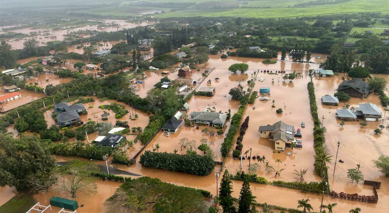 Alluvione alle Hawaii, evacuazioni di massa e danni miliardari tra Oahu e Maui Alluvione alle Hawaii, evacuazioni di massa e danni miliardari tra Oahu e Maui