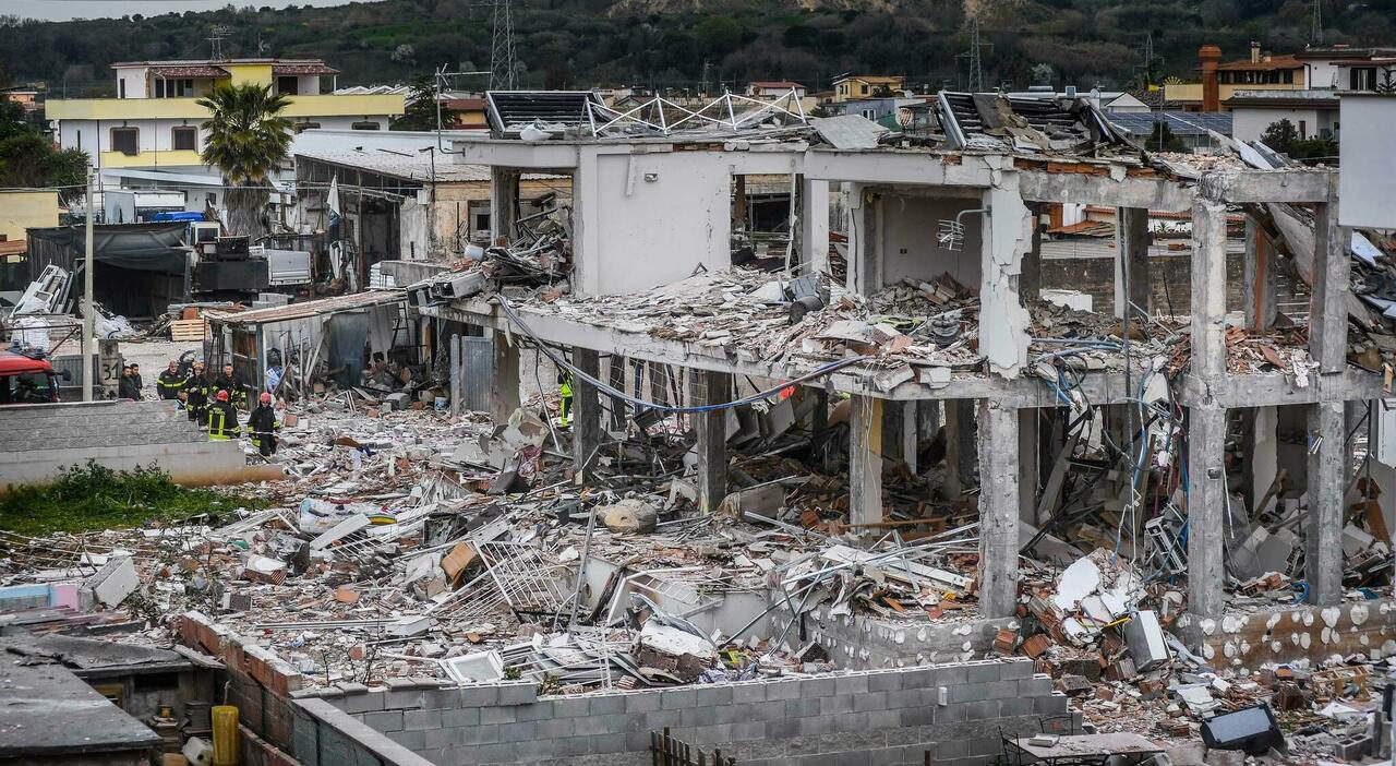 Esplosione a Roma, crolla palazzina a Piana del Sole due feriti gravi e decine di sfollati Esplosione a Roma, crolla palazzina a Piana del Sole due feriti gravi e decine di sfollati