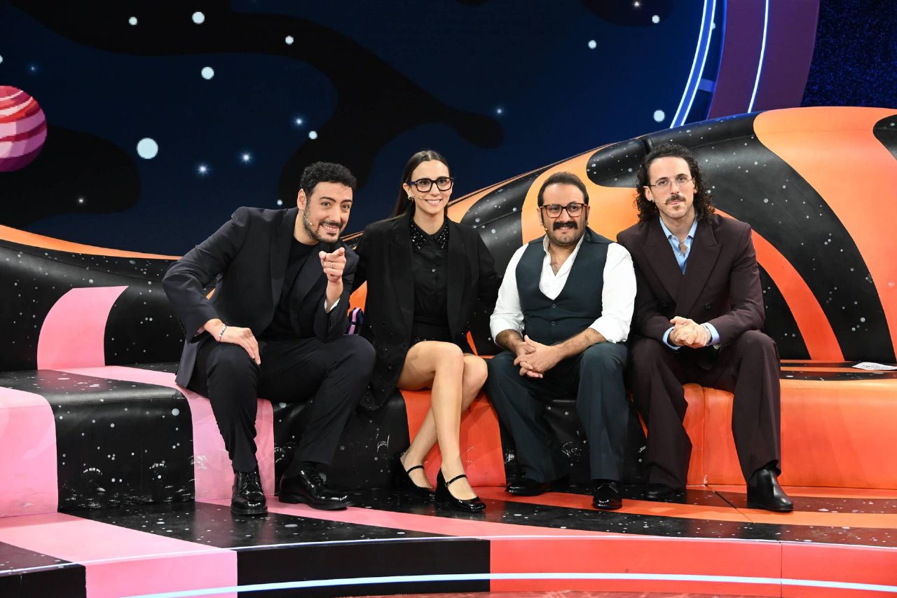 Stasera a letto tardi su Rai 2, ospiti e novità della puntata del 24 marzo