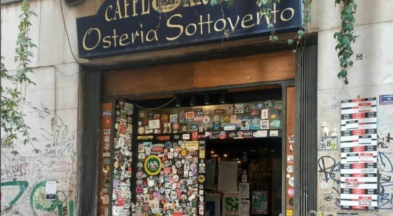 Multa al bar Sottovento per gli adesivi in vetrina, scontro sul decoro urbano