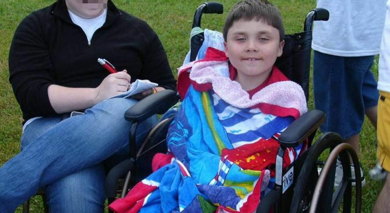 Giovane disabile muore cadendo dalla carrozzina durante l