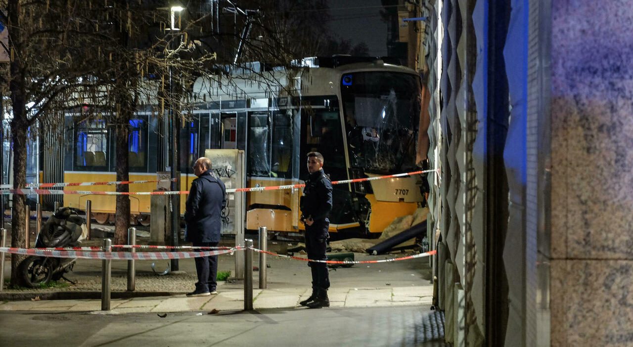 Tram deragliato a Milano, il conducente pronto a parlare e rinuncia alla guida