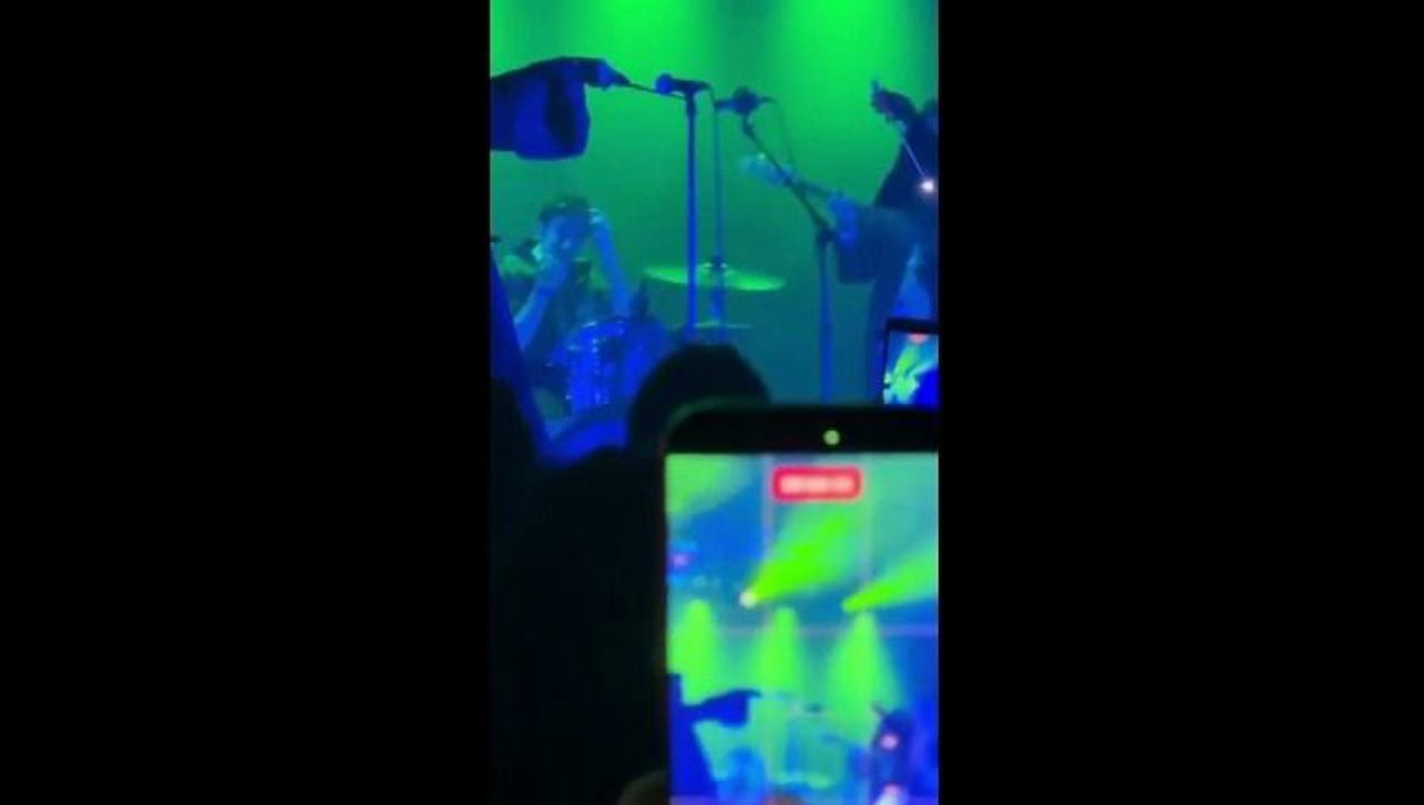 TonyPitony conquista Londra con uno show tra musica e ironia