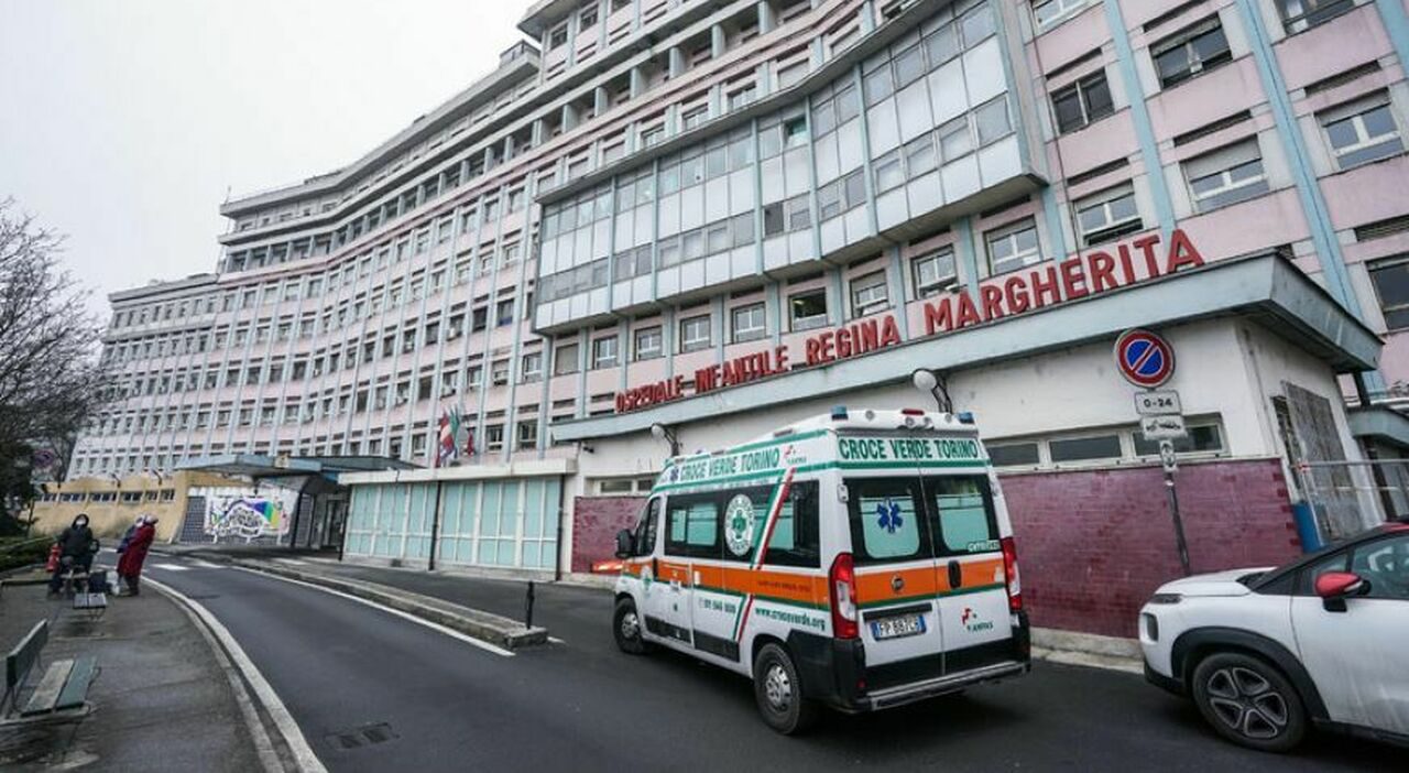 Torino, madre di 27 anni trovata morta in casa dai figli piccoli dopo un malore